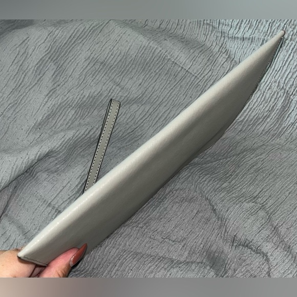 Michael Kors Giftables XL Zip Clutch Bag Saffiano Leather “Gray” Heart Studs - Picture 10 of 11